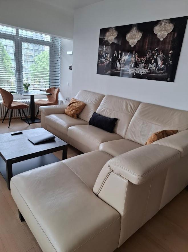 Lichtrijk En Comfortabel Hoekappartement Met Gratis Parking En Zeer Centraal Gelegen - Comme Chez Soi Oostende Eksteriør bilde