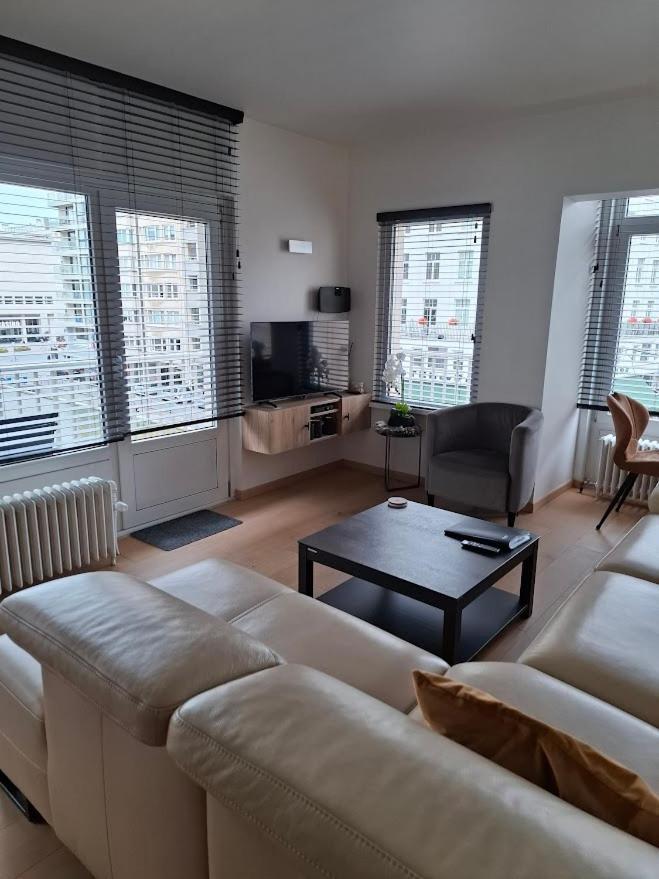 Lichtrijk En Comfortabel Hoekappartement Met Gratis Parking En Zeer Centraal Gelegen - Comme Chez Soi Oostende Eksteriør bilde